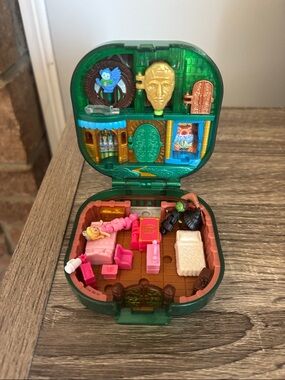 Compact Playset Case with Green Exterior and Pink Accessories